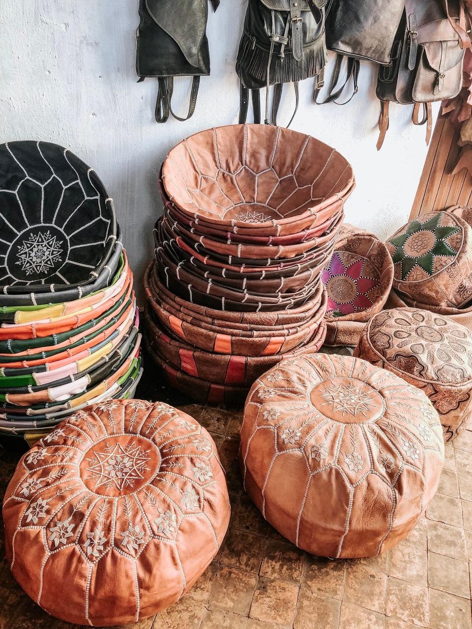 Poufs marocains artisanaux en atelier
